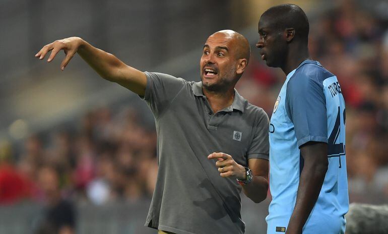 Guardiola y Yaya Touré, en un partido del City.