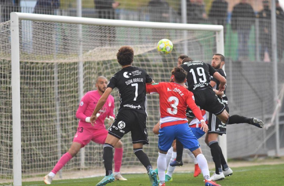 Jovanovic remata de cabeza para anotar el primer gol del Efesé