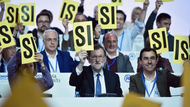 Mariano Rajoy en una votación durante el 18 Congreso del PP.