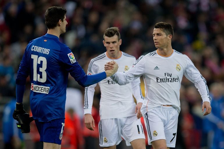 Cristiano y Courtois se saludan en presencia de Bale en la final de la Champions de 2014