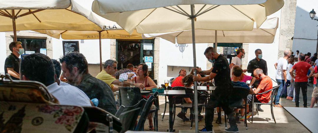 Varias personas en la terraza de un restaurante el día en que el TSXG declara nula la petición de certificado Covid para entrar en hostelería