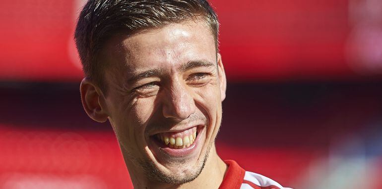 Lenglet sonríe durante su presentación en enero