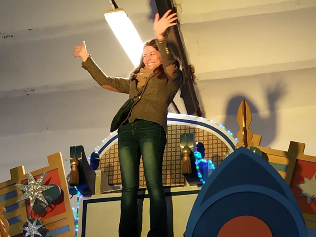 Ana Huguet, encargada de encarnar a Gaspar, probando su trono en el taller de fiestas