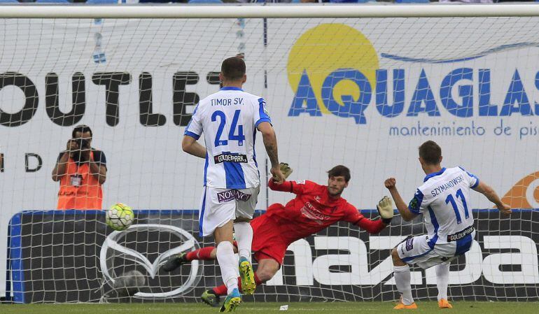 El centrocampista argentino del Leganés Alezander Szymanowski (d) consigue de penalty el gol del empate ante el Huesca en partido de la última jornada.