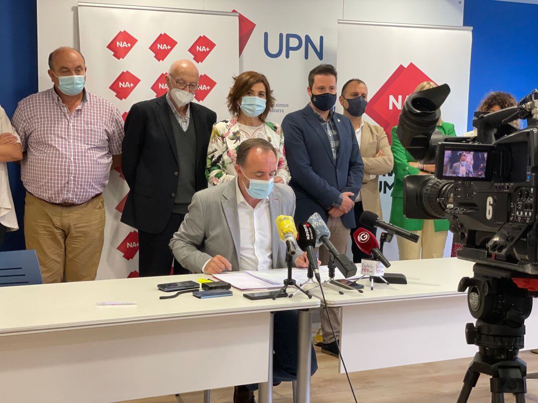 El Presidente de UPN, Javier Esparza, acompañado de cargos de la formación en un encuentro en Tudela