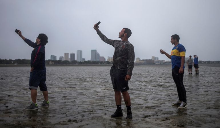 Habitantes de Tampa (Florida) fotografiando las consecuencias de Irma.