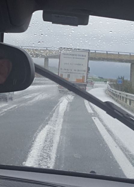 Nieva en abril en la A-67, en la zona de Amsuco e incluso en la entrada a Palencia