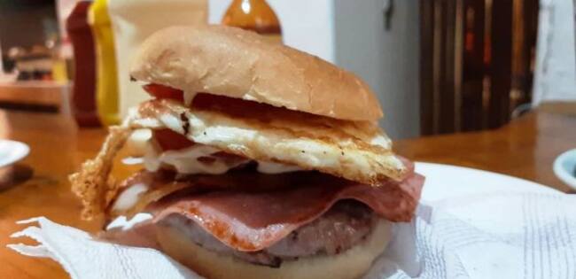 Hamburguesa completa en El Sombrero