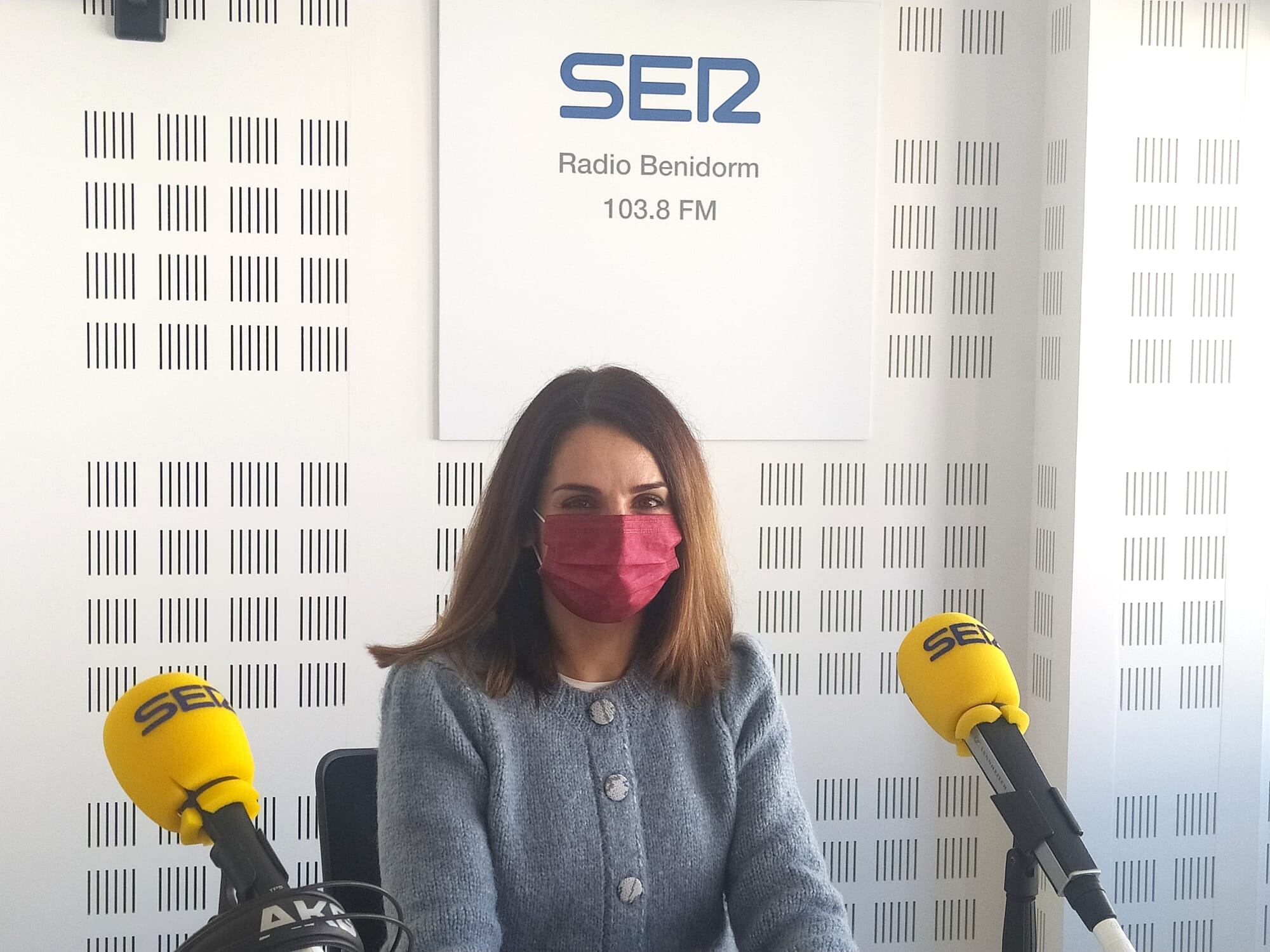 La concejal de Hacienda de Benidorm, Aida García Mayor, en los estudios de Radio Benidorm