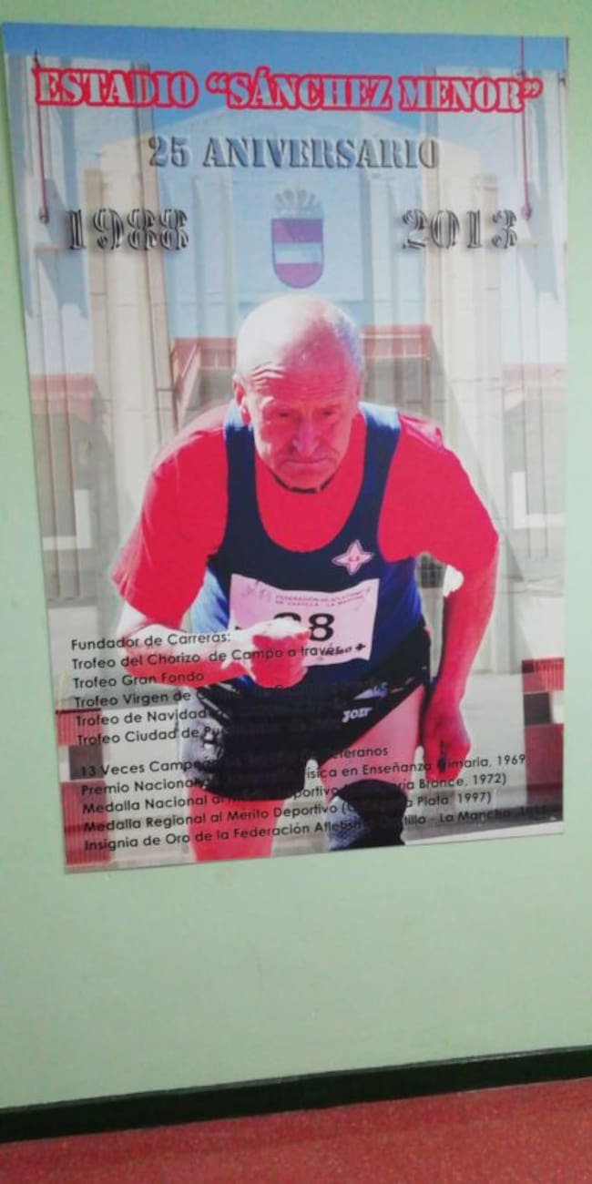 Mural que recibe a todos las personas que acceden al Estadio " Sánchez Menor " de Puertollano
