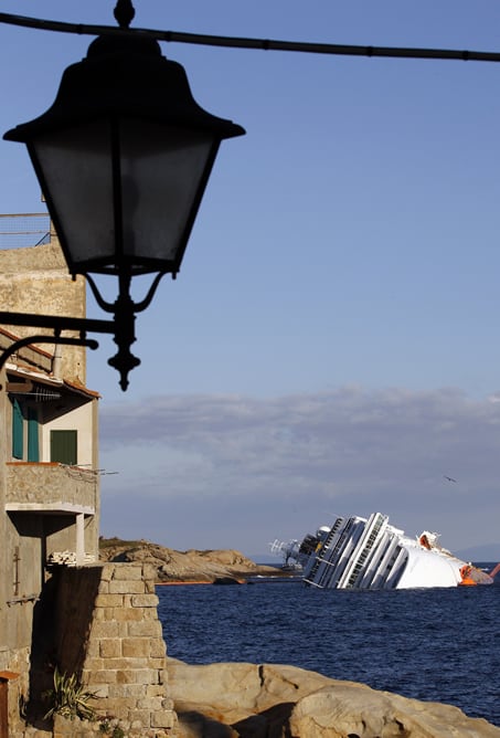 Vista del crucero Costa Concordia desde la isla italiana de Gigli, donde se encuentra encallado