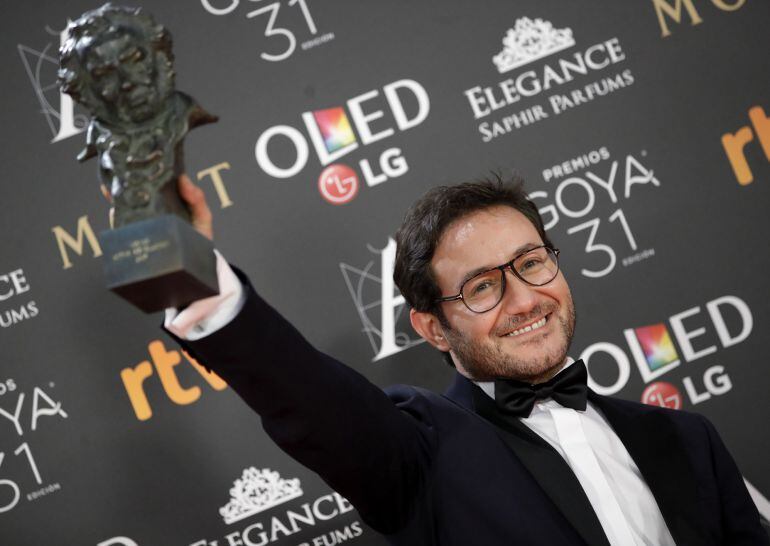 Carlos Santos posa tras recibir el Goya al mejor actor revelación