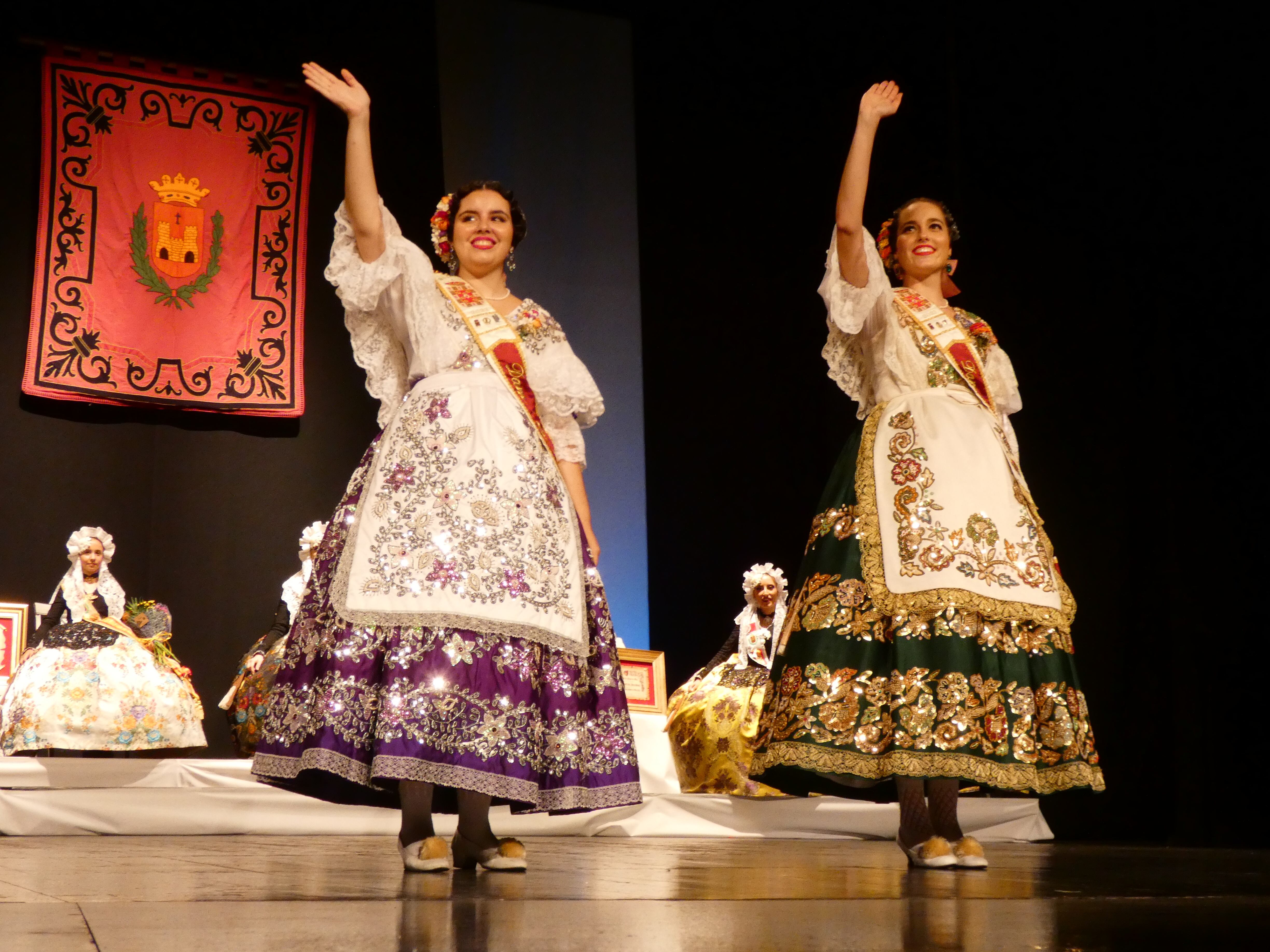 En el acto de exaltación, delegaciones festeras de otras poblaciones rinden pleitesía a las Falleras Mayores de Elda