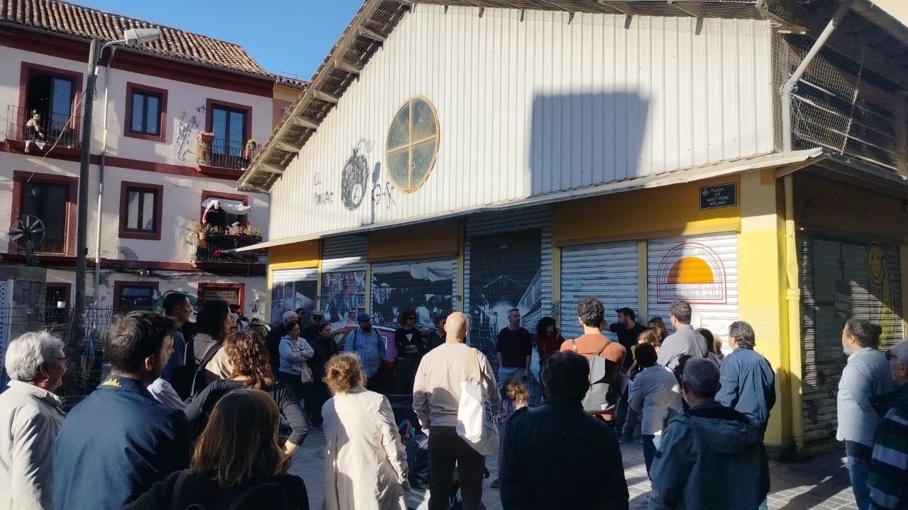 Asamblea organizada por La Saïdia Comuna a las puertas del mercado de San Pedro Nolasco