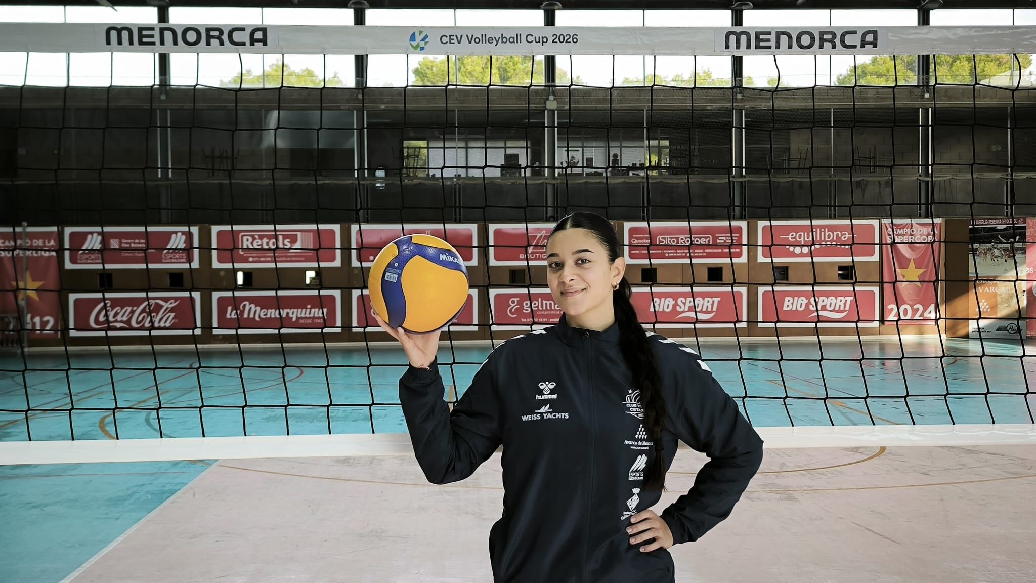 Alba Carmona mostra la pilota groga característica de les competicions europees de vòlei.