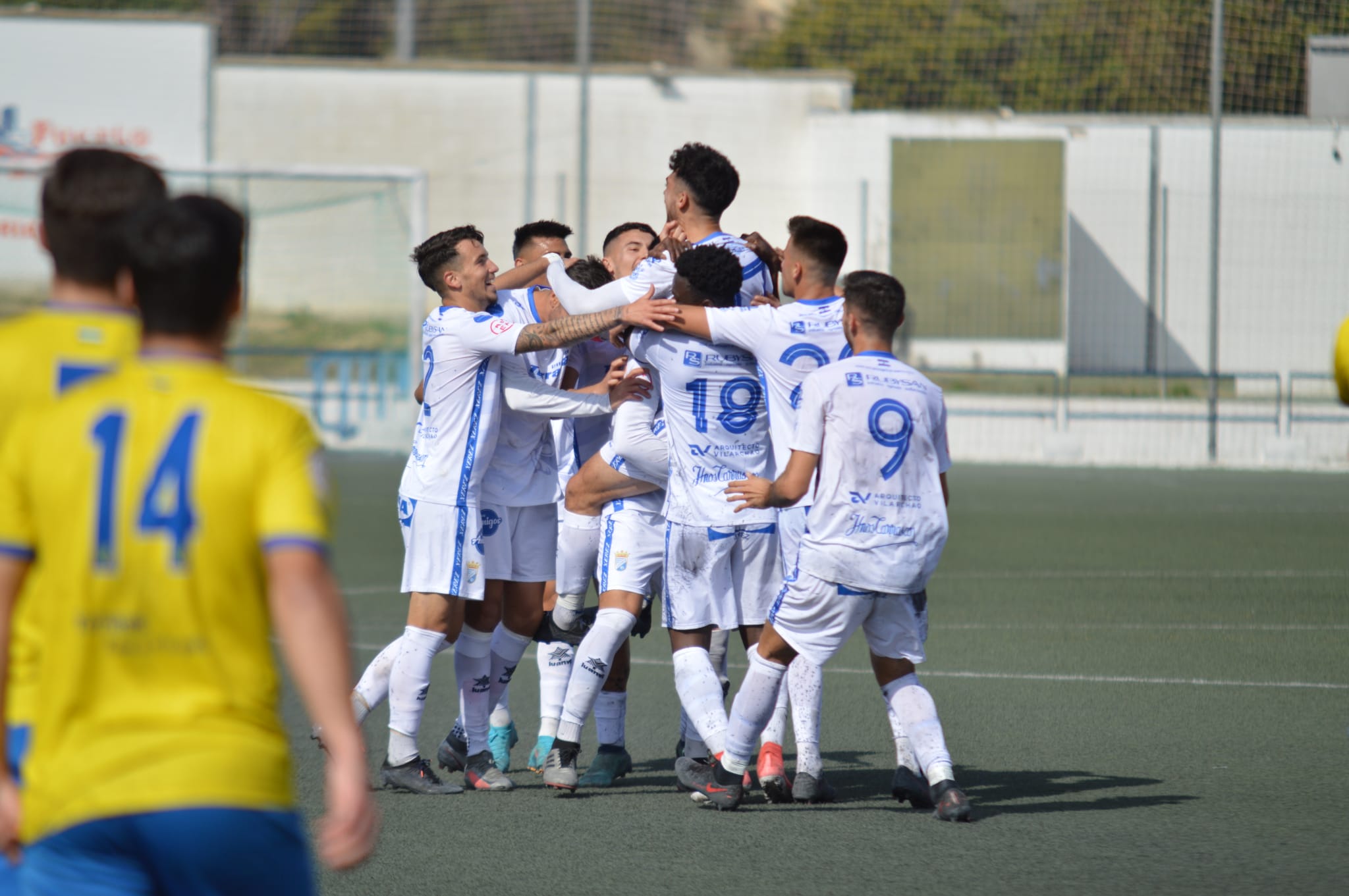 Jugadores del Xerez CD celebrando uno de los goles ante el Tomares