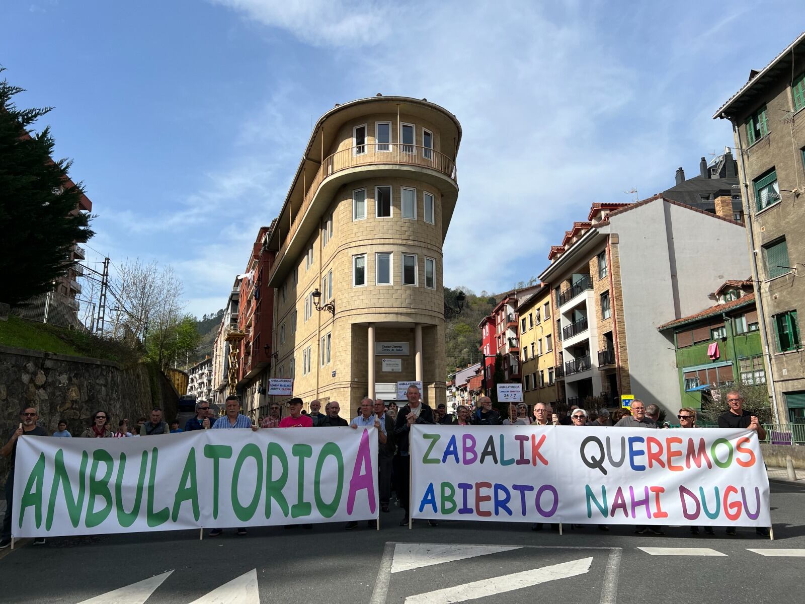 Concentración frente al ambulatorio de Elgoibar