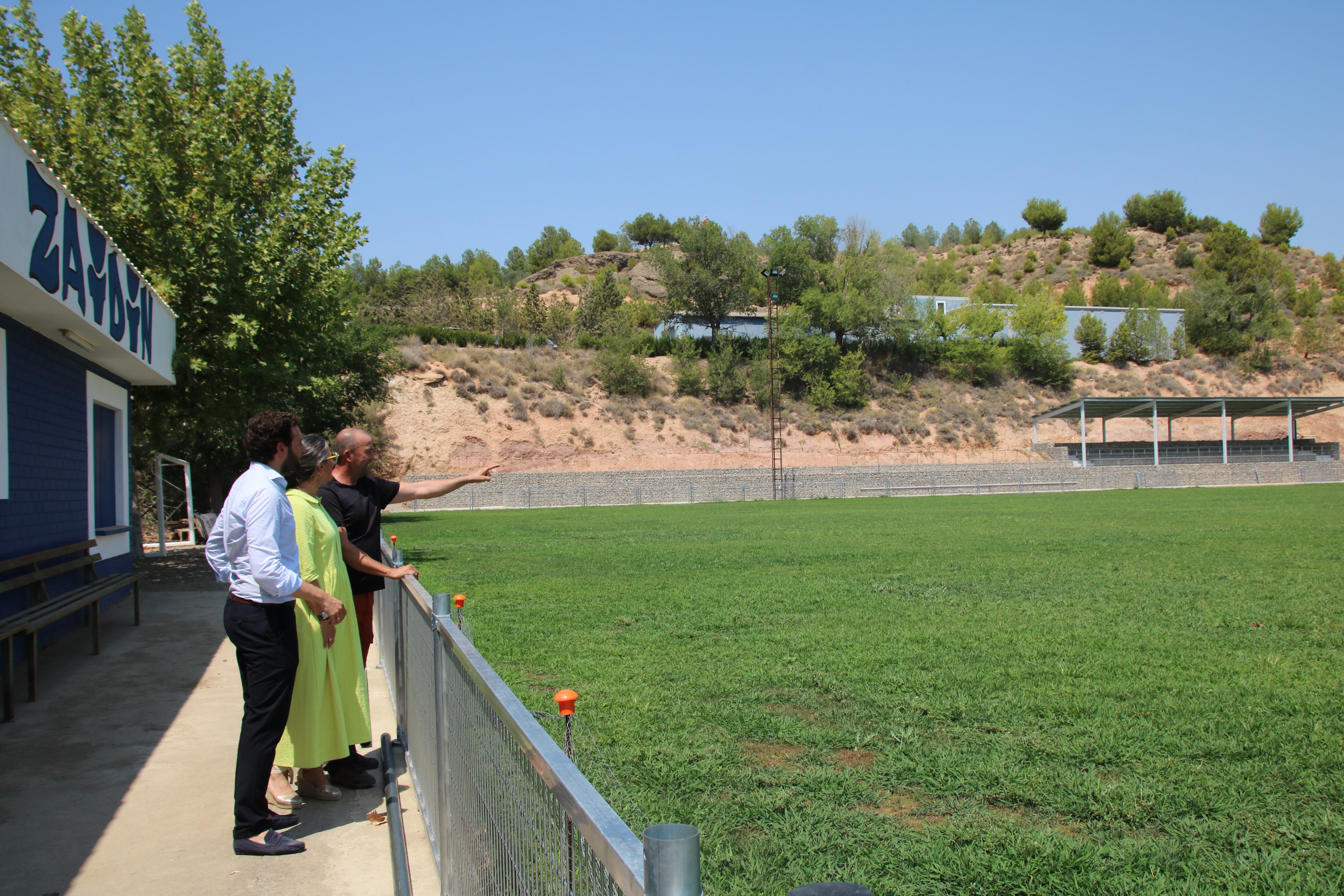 Claver, Vicente y Belenguer en la visita al campo de fútbol de Zaidín