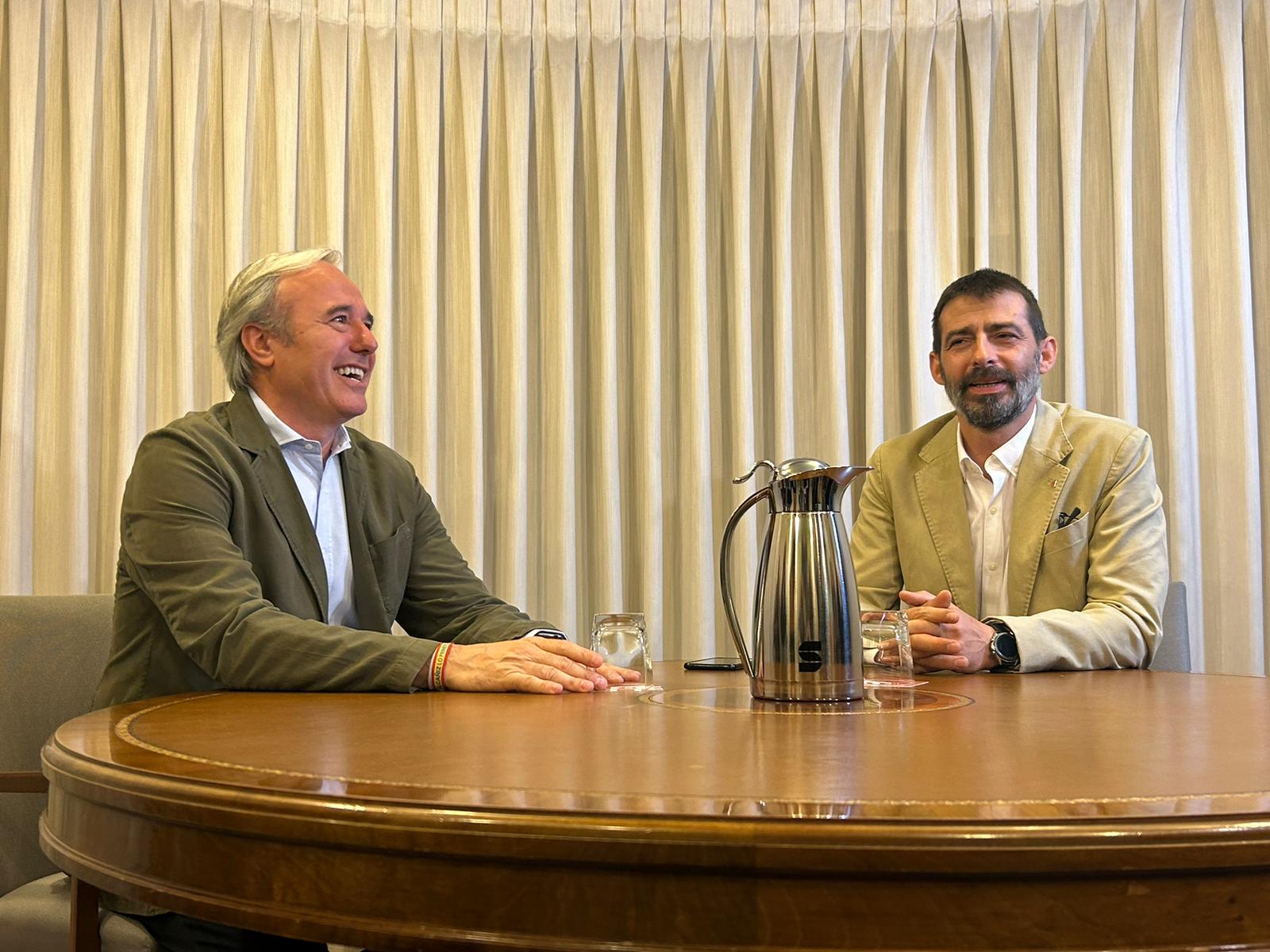 Reunión entre Jorge Azcón (PP) y Álvaro Sanz (Izquierda Unida)