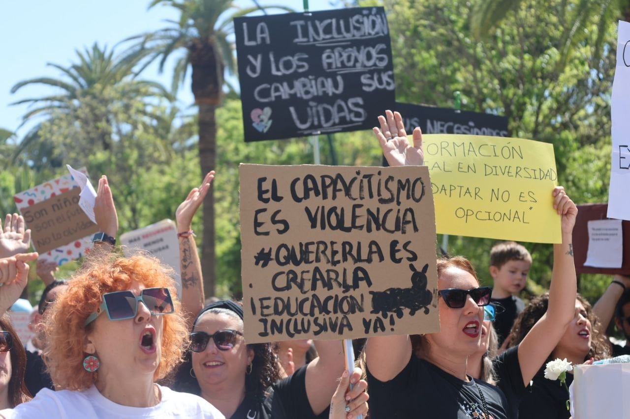 Asistentes a la manifestación para exigir recursos para menores con necesidades educativas especiales en Málaga (Neurodiverso)