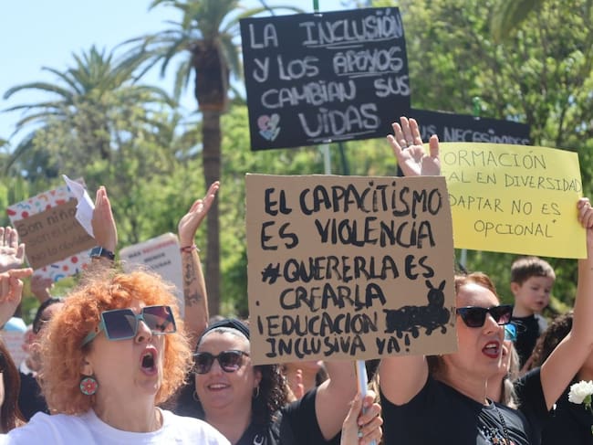 Asistentes a la manifestación para exigir recursos para menores con necesidades educativas especiales en Málaga (Neurodiverso)