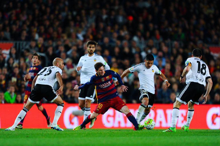 BARCELONA, SPAIN - APRIL 17:  Lionel Messi of FC Barcelona competes for the ball with Enzo Perez of Valencia CF during the La Liga match between FC Barcelona and Valencia CF at Camp Nou on April 17, 2016 in Barcelona, Spain.  (Photo by David Ramos. Getty 