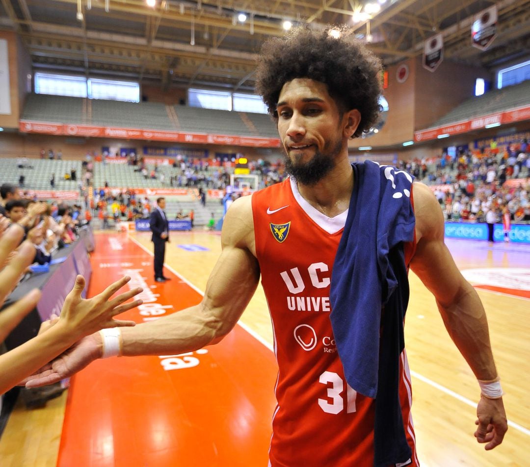 Booker saluda a la grada tras el partido ante Tecnyconta Zaragoza