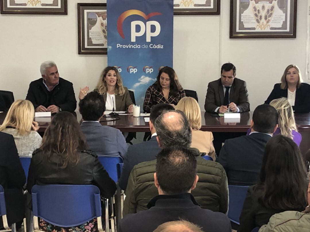 Carmen Crespo, consejera de Agricultura, en la coperativa San Dionisio, en Jerez