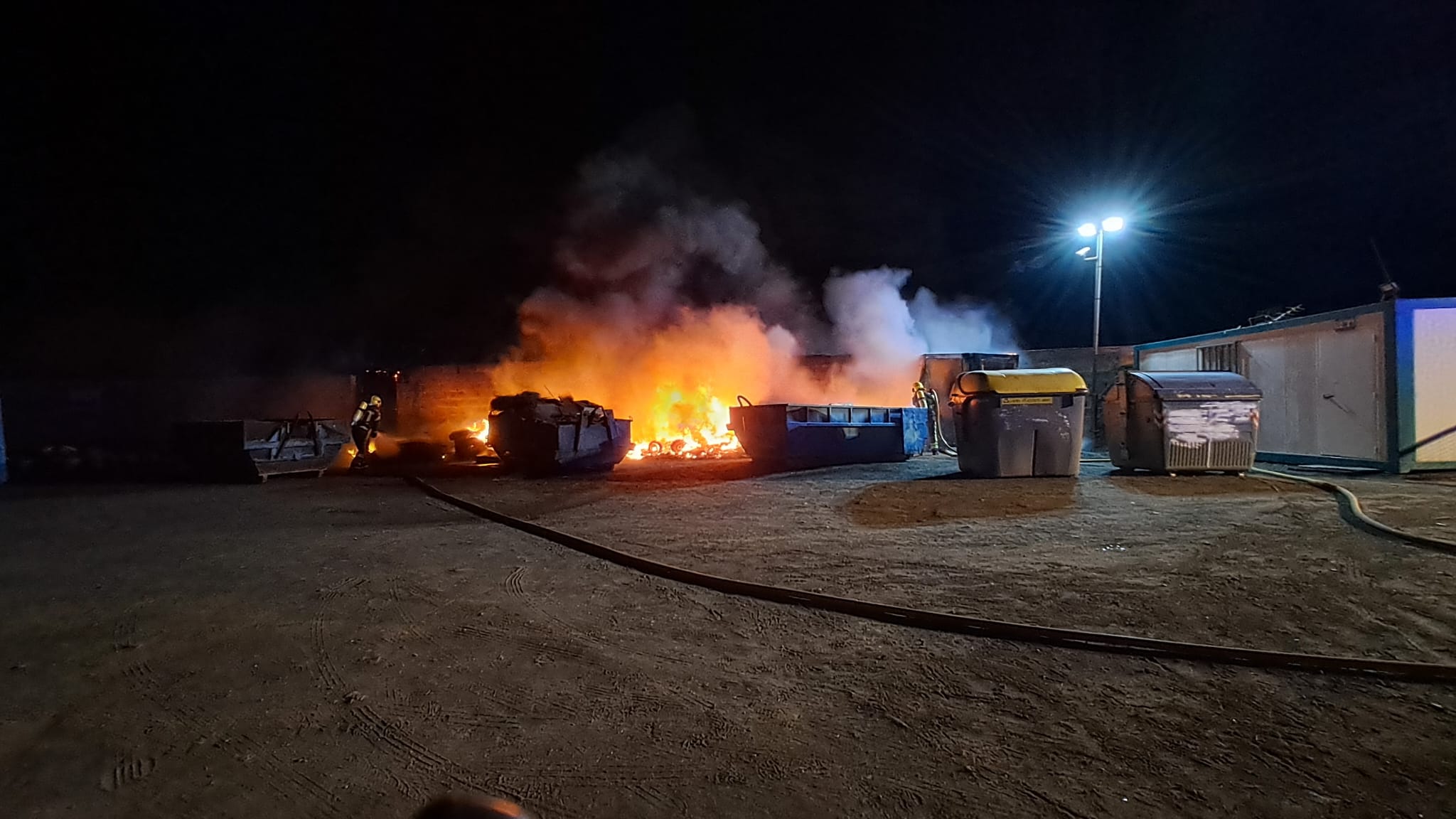 El punto limpio de Haría, ardiendo.