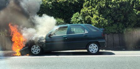 Coche ardiendo en Alfonso Molina