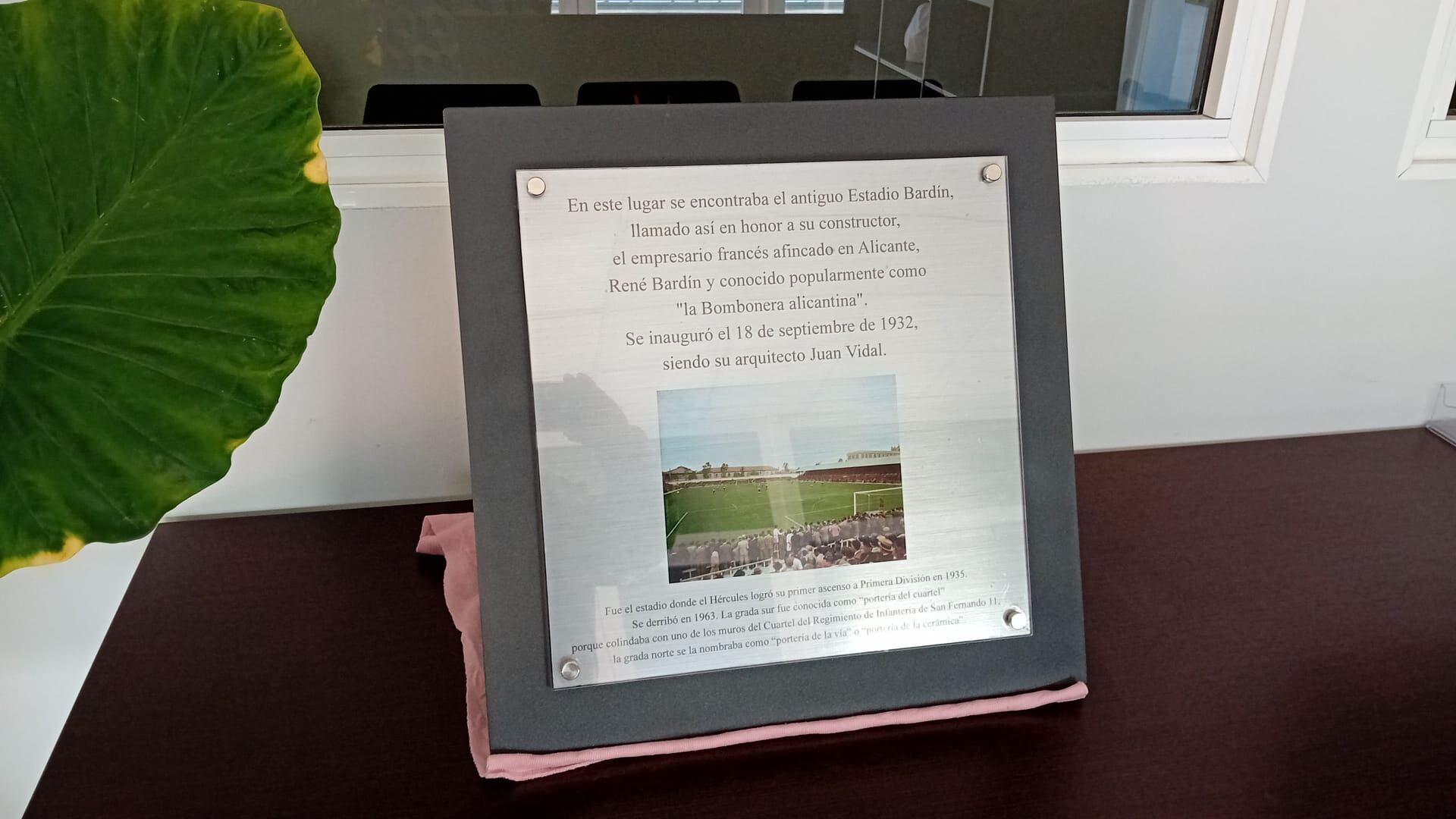 Placa en recuerdo del Estadio Bardín