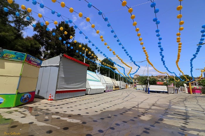 Zona de atracciones en la Feria Real