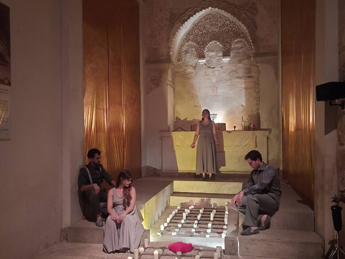 Blanca Amelia Izquierdo, actriz y directora y Maite Sánchez, concejal de Turismo explican la nueva otra turística de Cuéllar, llamada 'Discantus'