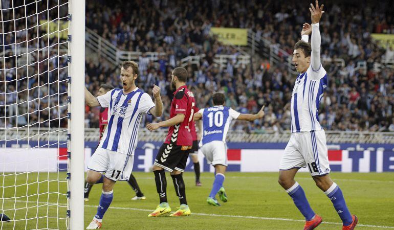 Mikel Oyarzabal y Zurutuza celebran el 1-0 marcado por el centrocampista Xabi Prieto.