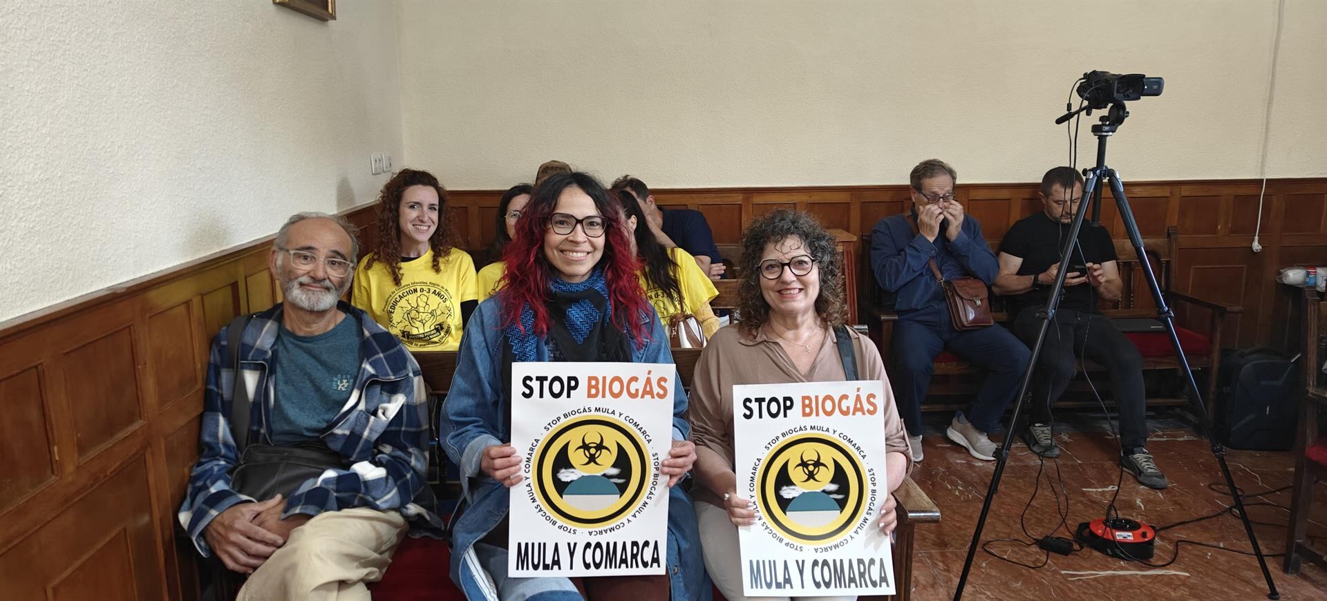 Dos miembros de la Plataforma Stop Biogás Mula y Comarca en la sesión plenaria
