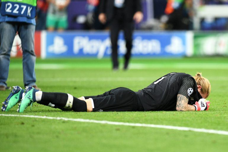 Karius llora desconsolado tras el final del partido