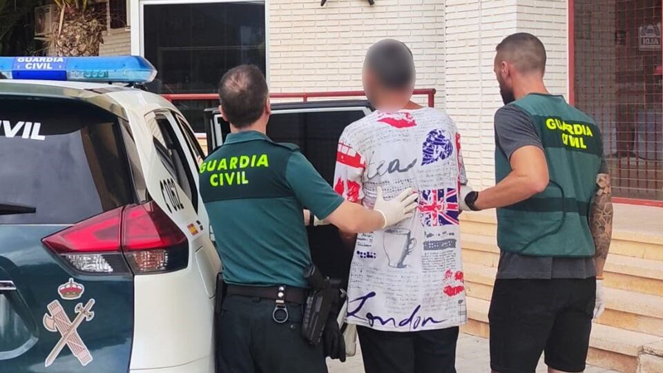 El detenido conducido por la Guardia Civil