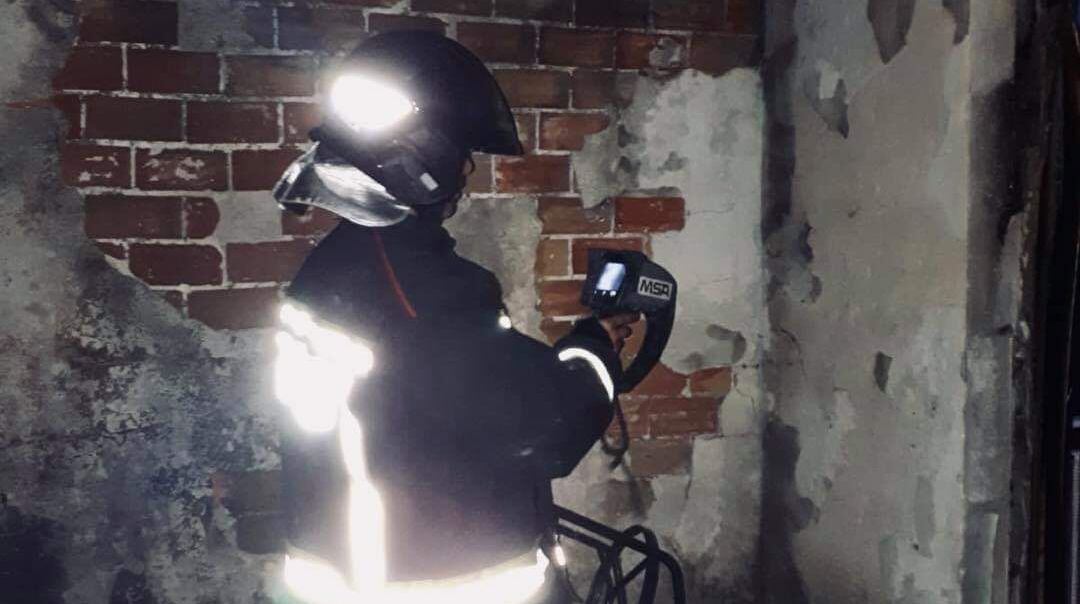 Bombero en el incendio del piso de la calle Maestro Cebrián.