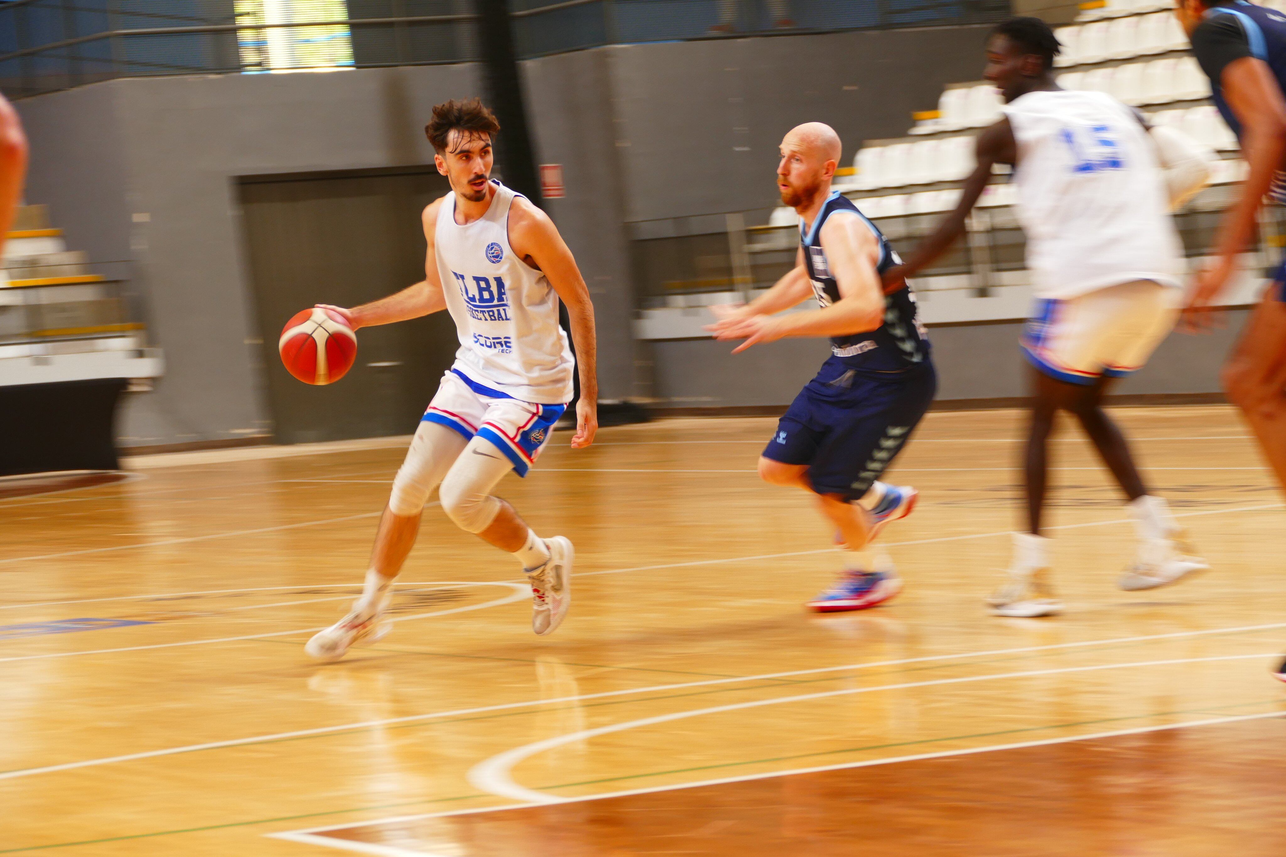 Guillem Arcos, jugador del HLA Alicante, frente a Morabac Andorra, partido de pretemporada