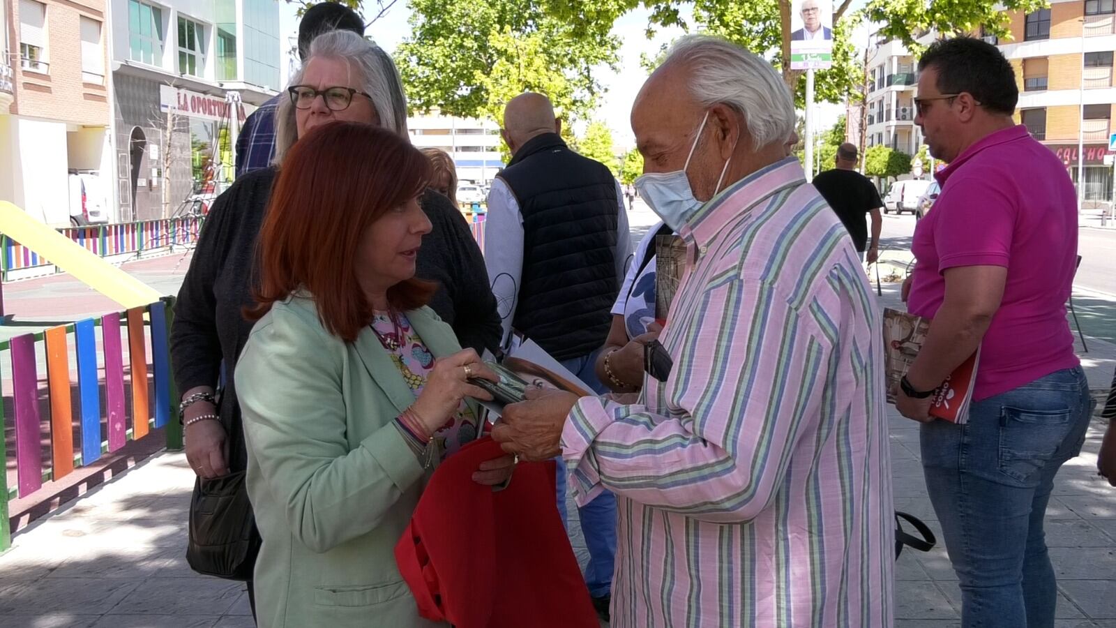La candidata del PSOE, Toni Olivares, en un acto electoral en la calle