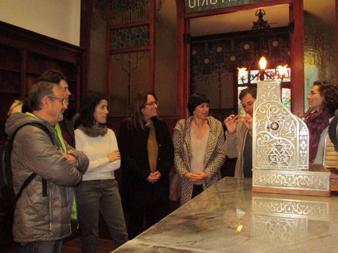 La presidenta Susana Mora va visitar la Farmàcia Llabrés que afronta la darrera fase de la seva rehabilitació.