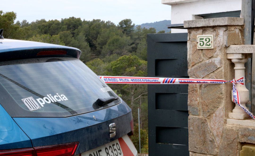 Una patrulla dels Mossos d'Esquadra custodiant l'entrada a l'habitatge de la Bisbal del Penedès on una dona ha patit cremades mortals presumptament provocades per la seva parella