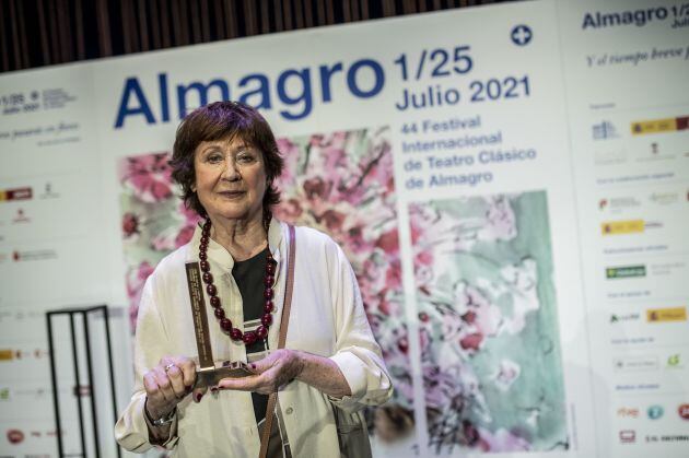 Julieta Serrano con el Premio Corral de Comedias