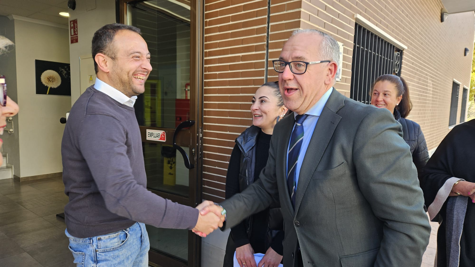 El delegado de la Junta de Andalucía, Jesús Estrella, es recibido por el director del Centro de &#039;Las Palmeras&#039; de ADIJ Jódar, José Carlos Illana