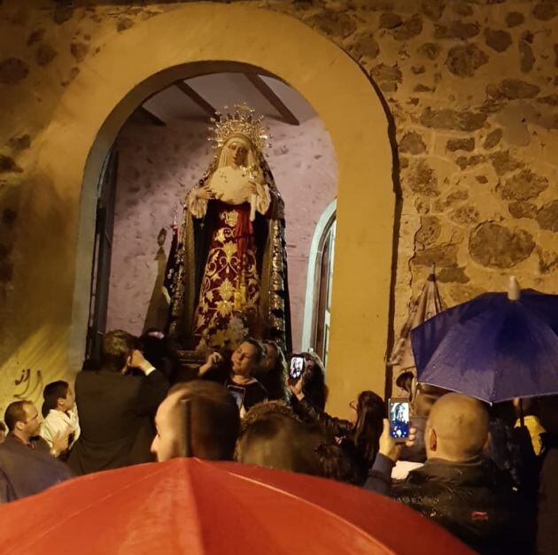Presentación de la imagen de la Virgen de la Salud a la puerta de la Iglesia de la Asunción de Palazuelos