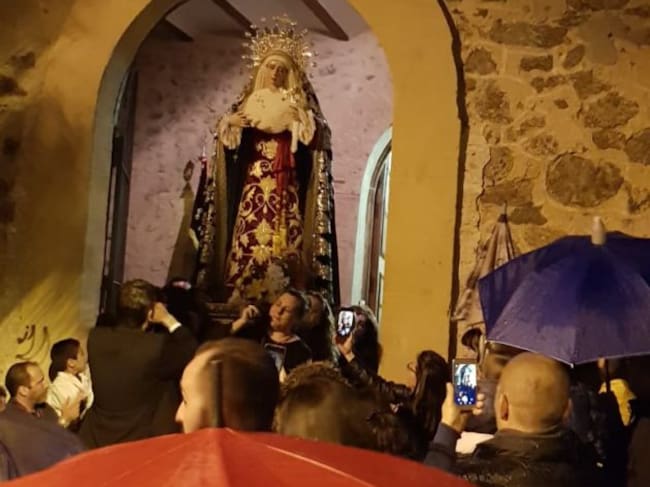 Presentación de la imagen de la Virgen de la Salud a la puerta de la Iglesia de la Asunción de Palazuelos