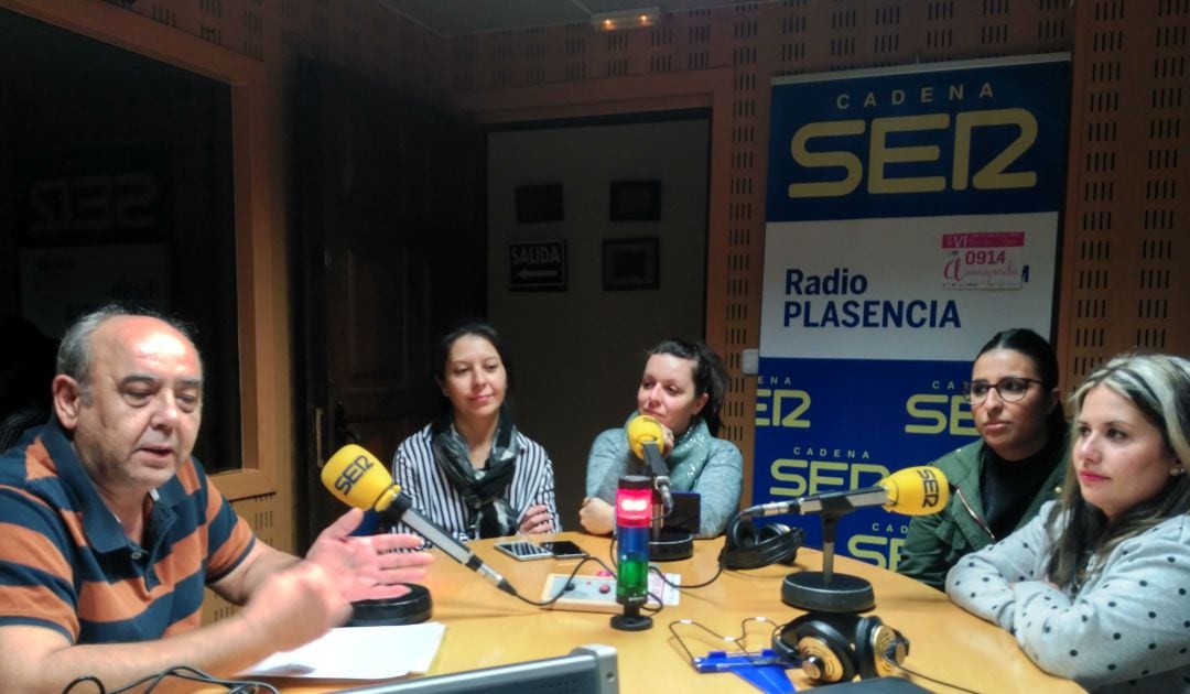 De izquierda a derecha: Jose Pedro (delegado federación dardos), y las integrantes del equipo campeón de España de dardos Ana Bueno, Laura García, Jennifer Sánchez y Noemí Gutiérrez 