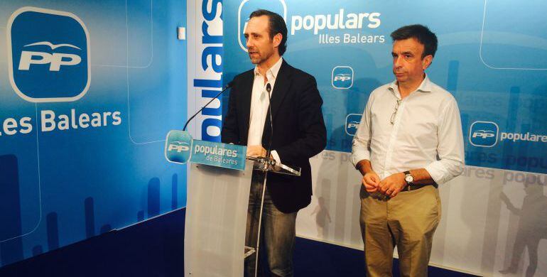 Miquel Vidal (derecha), presidente del PP balear, durante la rueda de prensa en la que su antecesor en el cargo José Ramón Bauzá (izquierda) presentó su dimisión