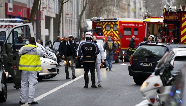 Policías y miembros de los servicios de emergencia congregados en el lugar tras el tiroteo registrado en Montrouge, al sur de París (Francia)