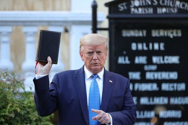 El presidente Trump, con la Biblia en la mano.